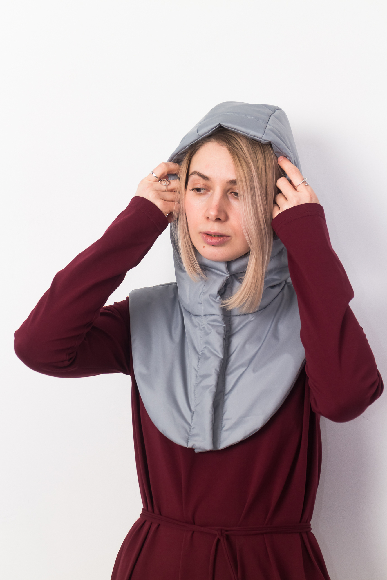 Съёмный капюшон светло-серого цвета