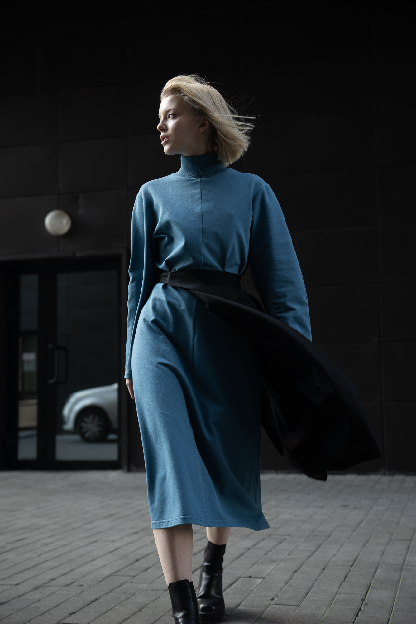 Платье с объёмным рукавом приталенного силуэта в темно-синем цвете