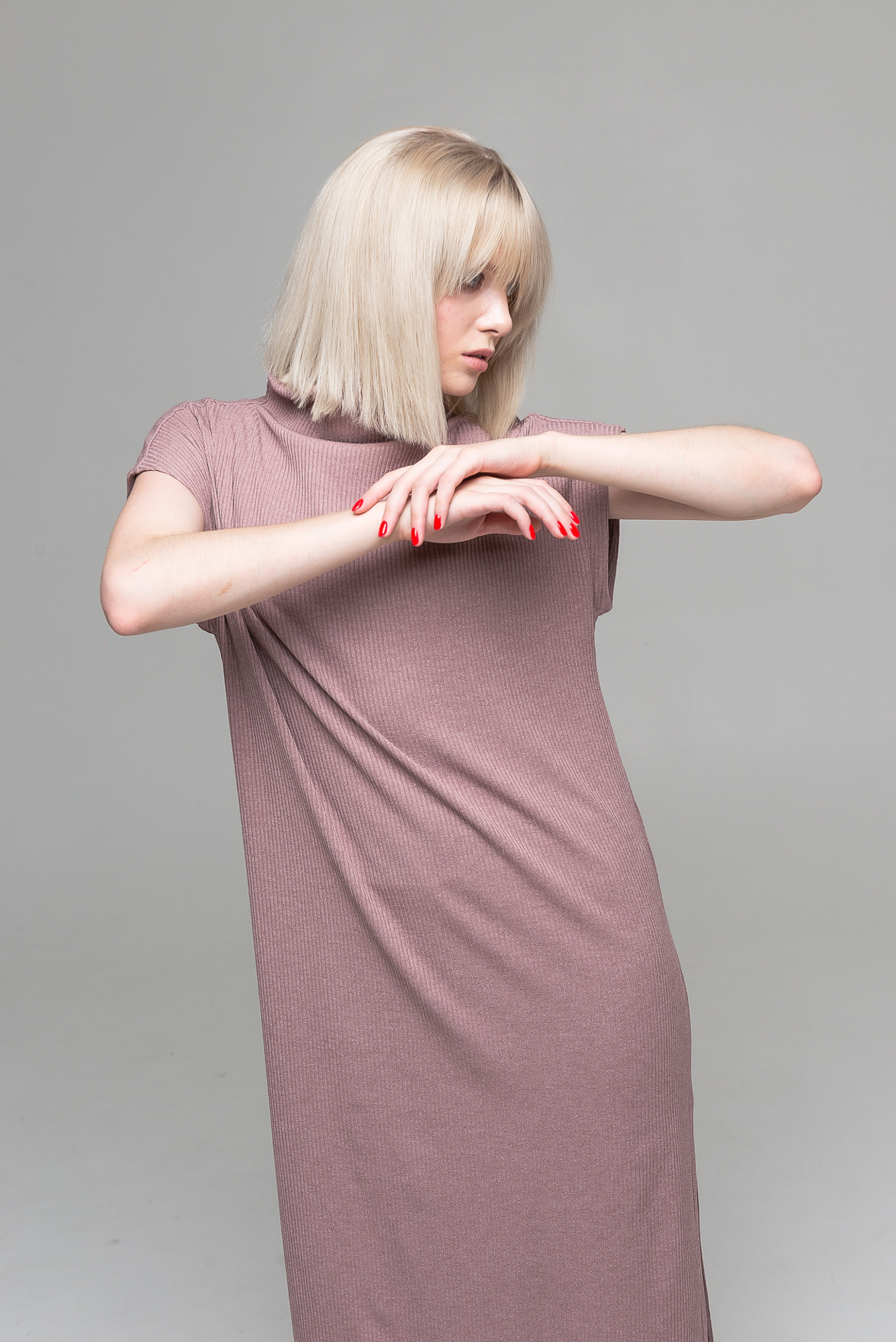 Платье со спущенным рукавом