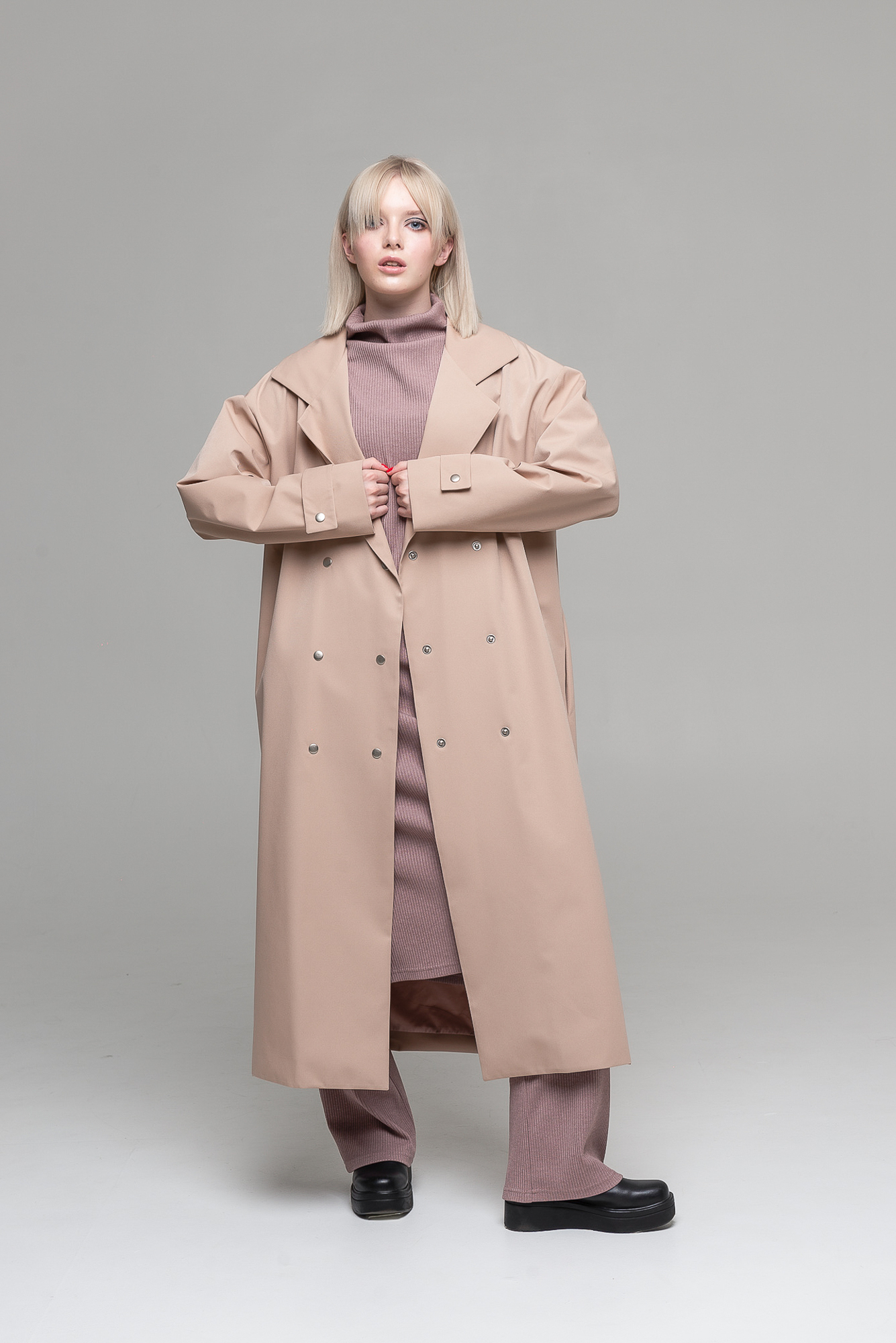 Тренч бежевого цвета