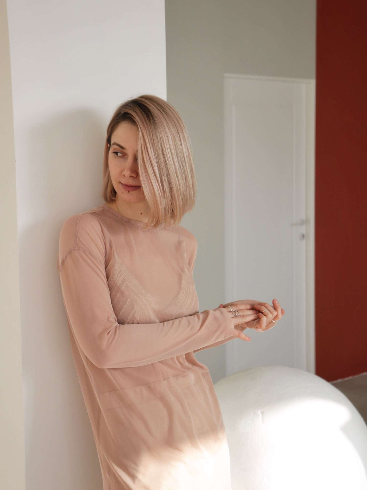 Платье-сетка бежевого цвета