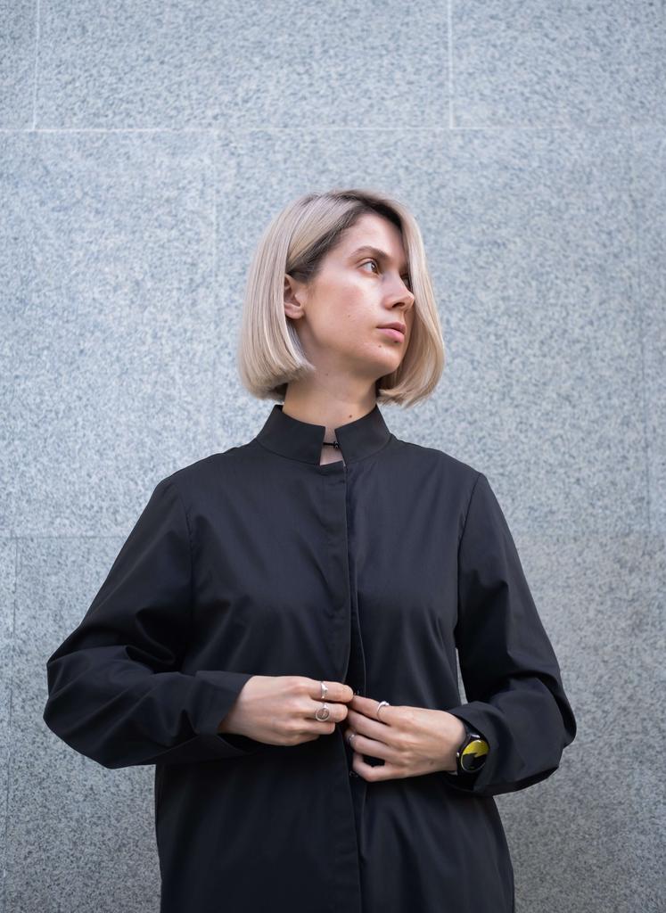 Чёрная рубашка с воротником стойкой