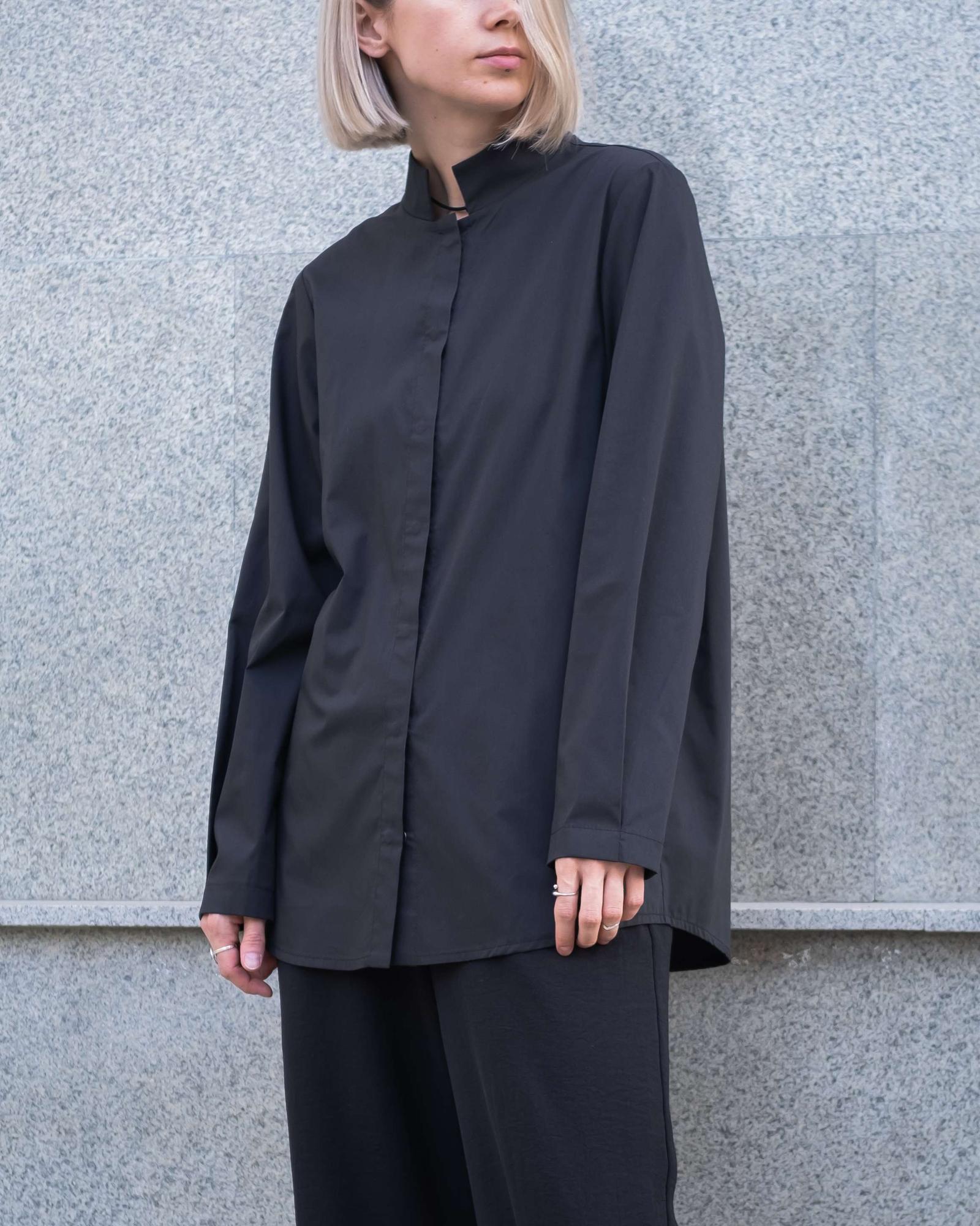 Чёрная рубашка с воротником стойкой