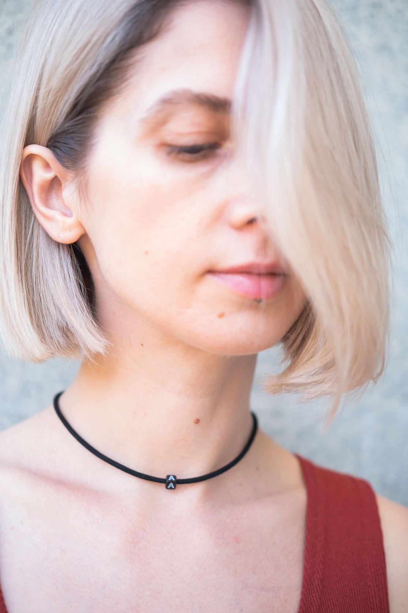 Чокер с буквой