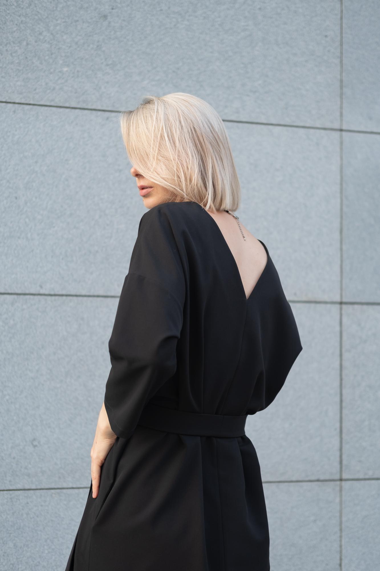 Платье со спущенным плечом и вырезом чёрного цвета