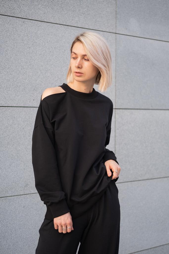 Свитшот с вырезом на плече