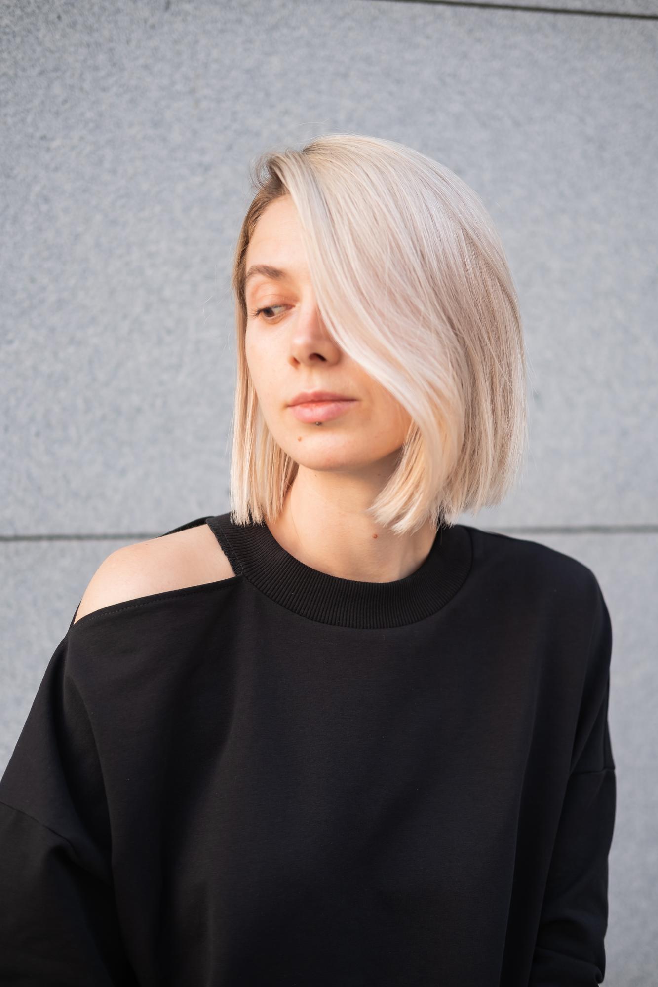 Свитшот с вырезом на плече