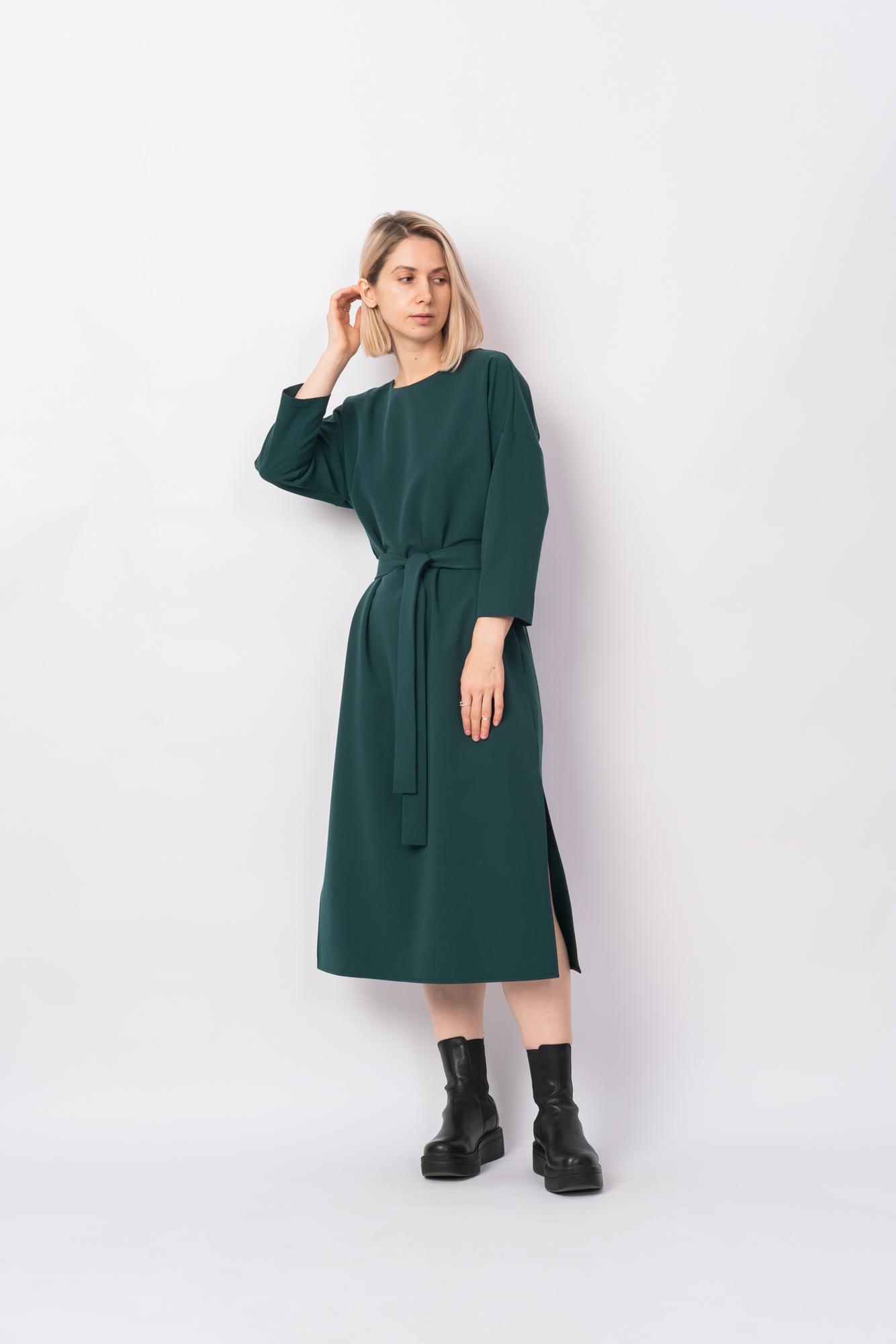 Платье со спущенным плечом и вырезом тёмно-зелёного цвета