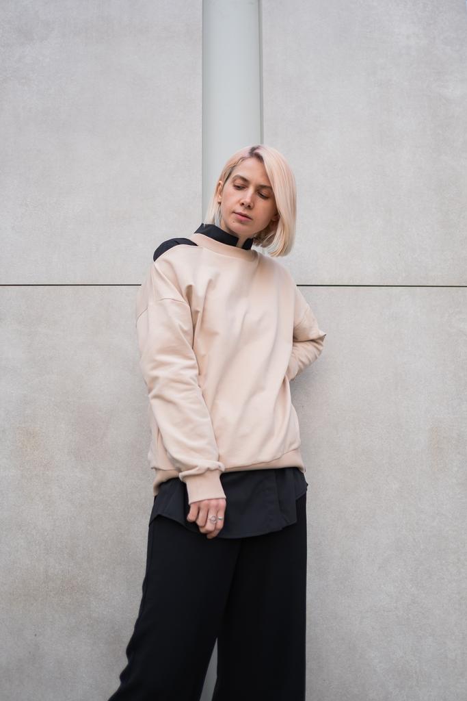 Свитшот с вырезом на плече в бежевом цвете