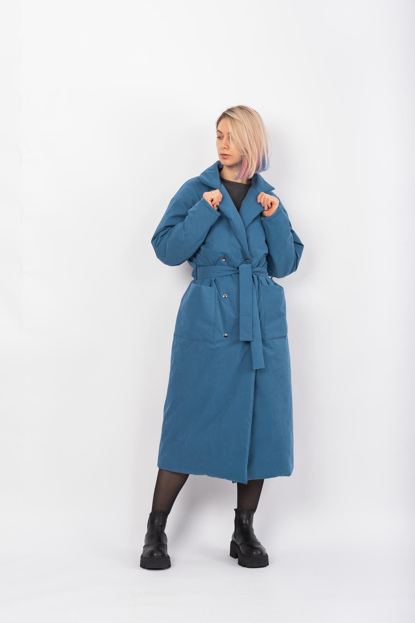 Зимнее пальто с отложным воротником синего цвета