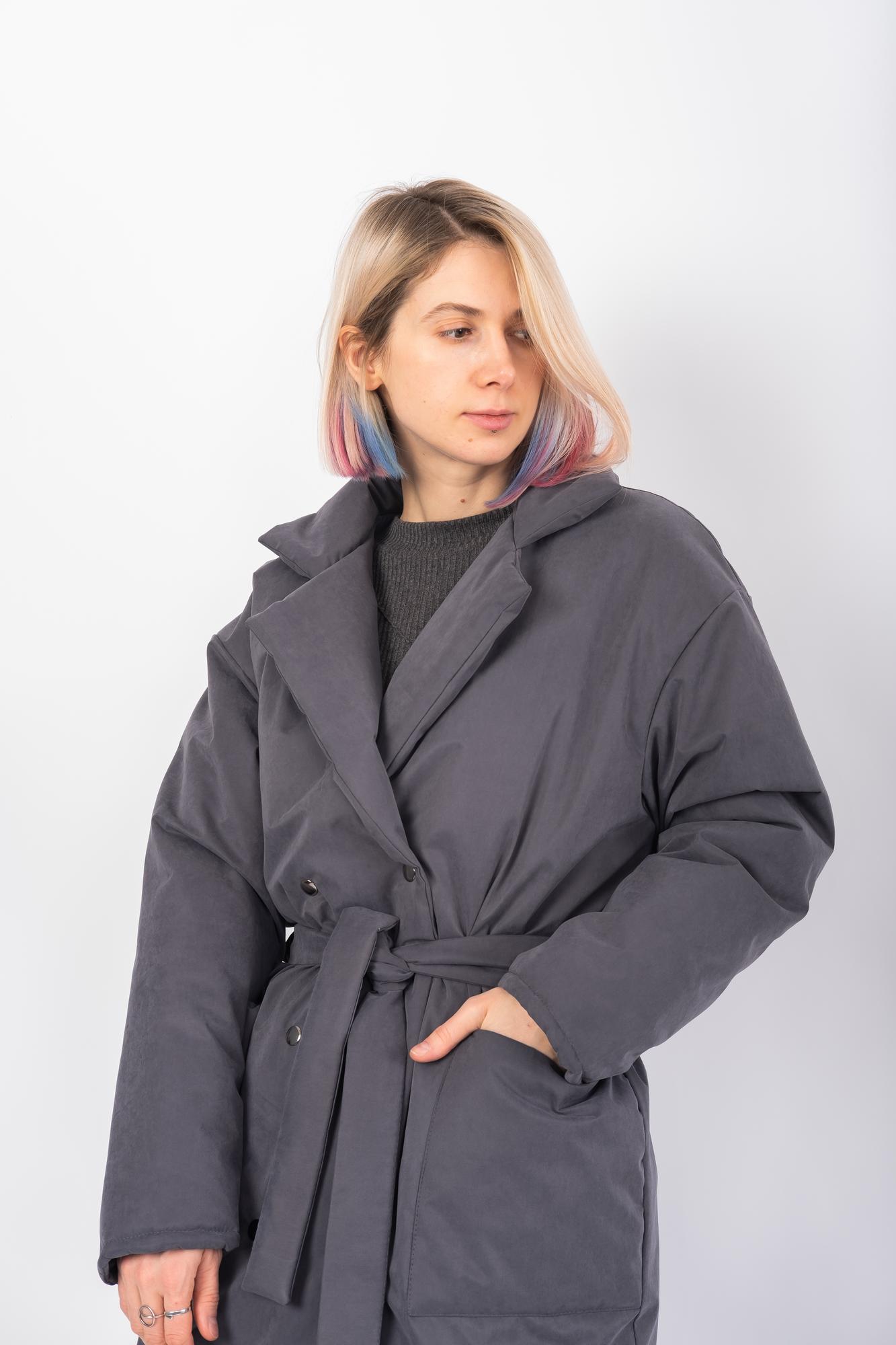 Зимнее пальто с отложным воротником серого цвета