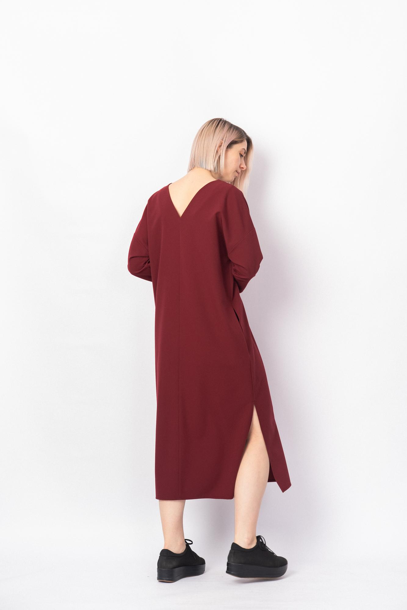 Платье со спущенным плечом и вырезом бордового цвета