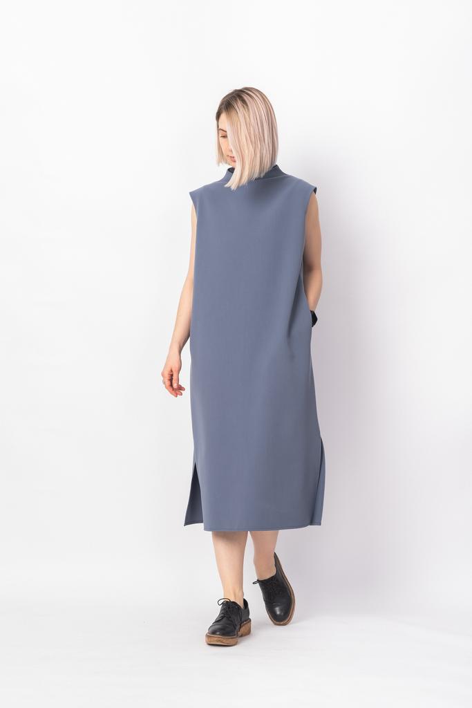 Платье с воротом серого цвета