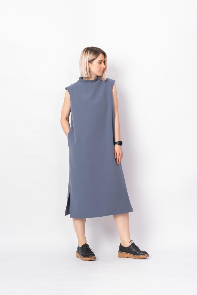 Платье с цельнокроеным воротом серое