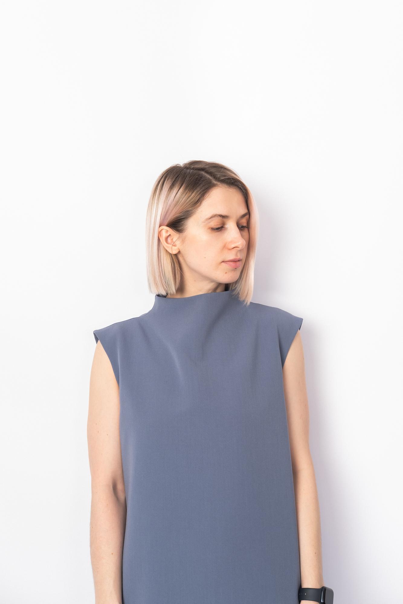 Платье с воротом серого цвета