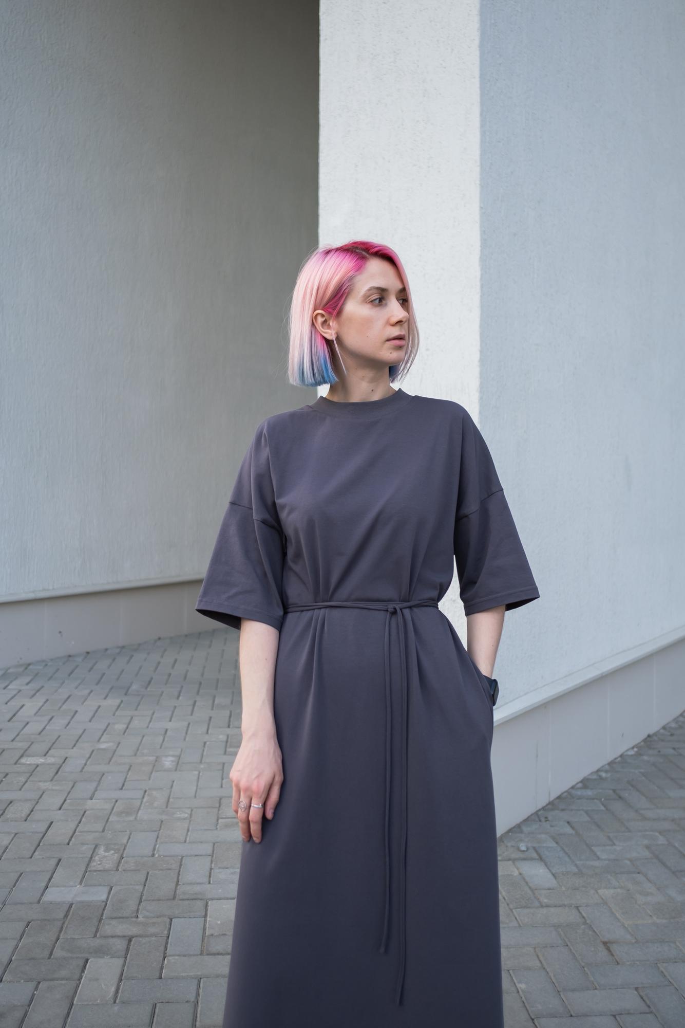 Платье футболка с разрезами серого цвета