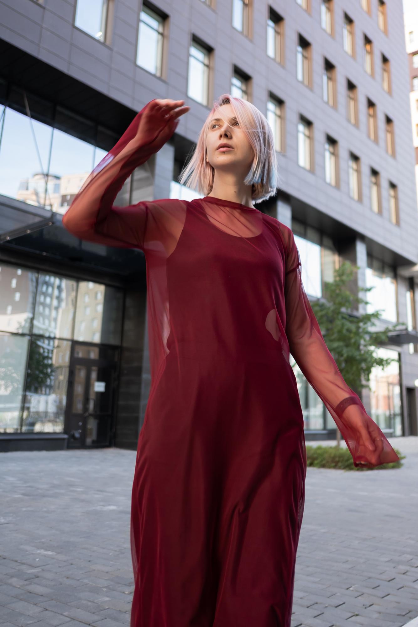 Платье-сетка бордового цвета