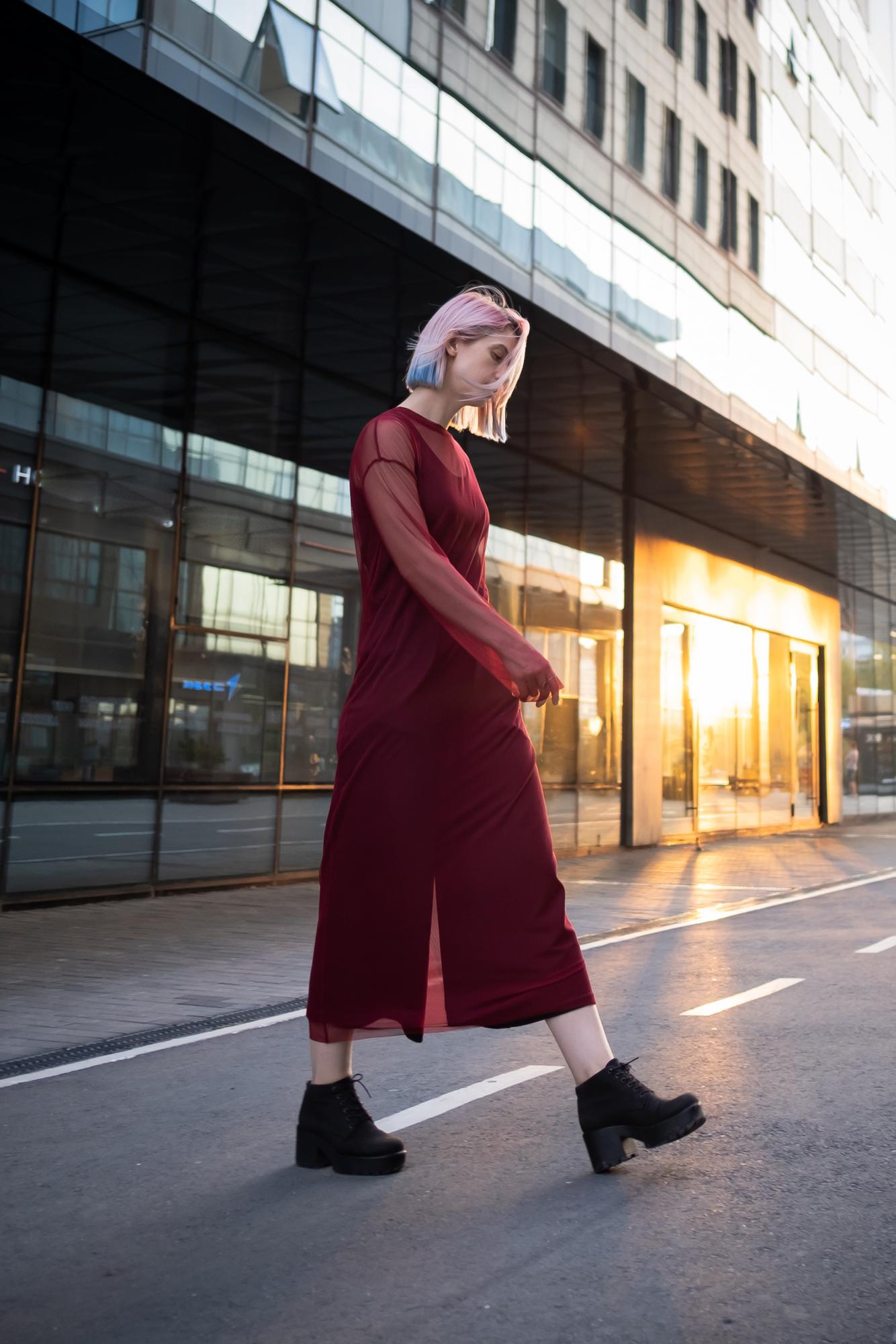 Платье-сетка бордового цвета