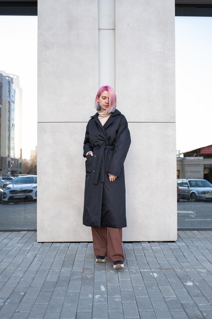 Весеннее пальто с отложным воротником чёрного цвета