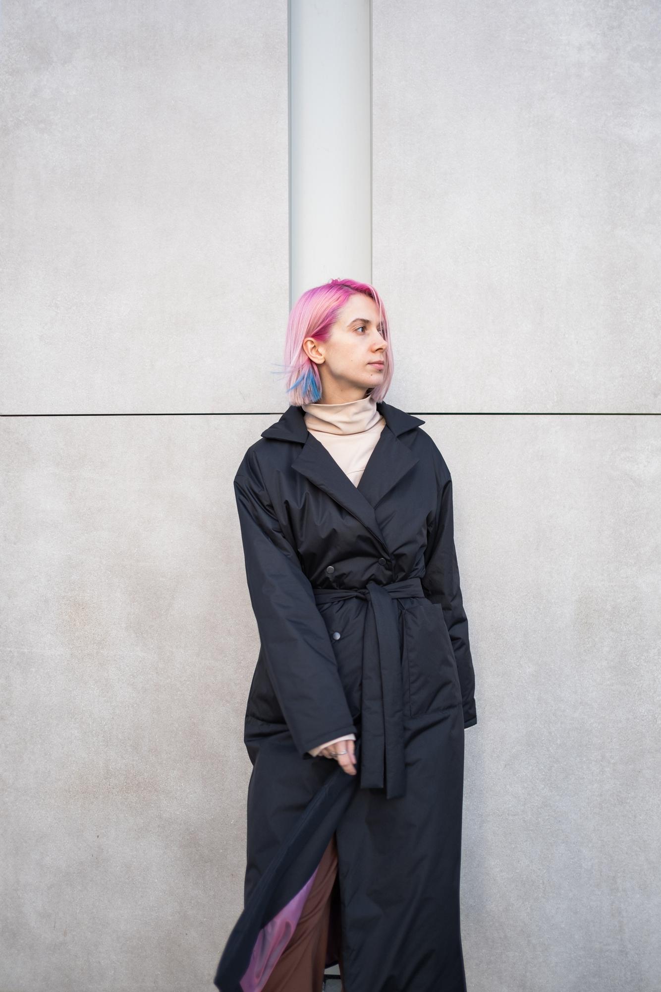 Весеннее пальто с отложным воротником чёрного цвета