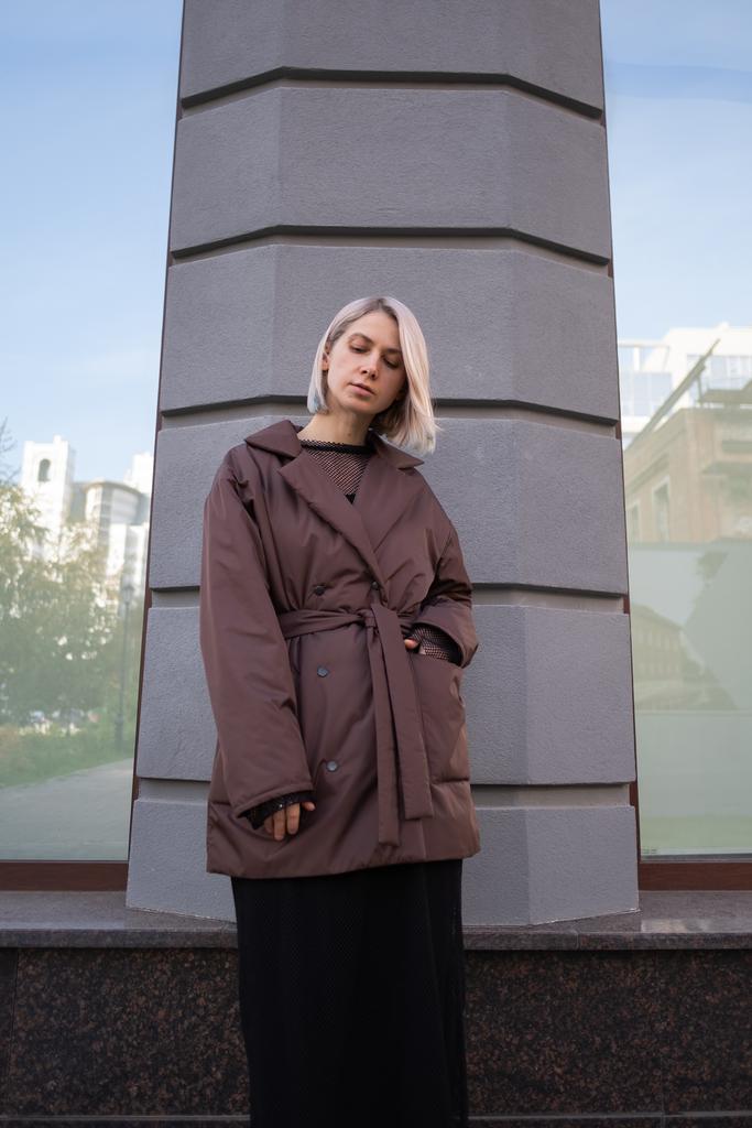 Укороченное весеннее пальто в коричневом цвете