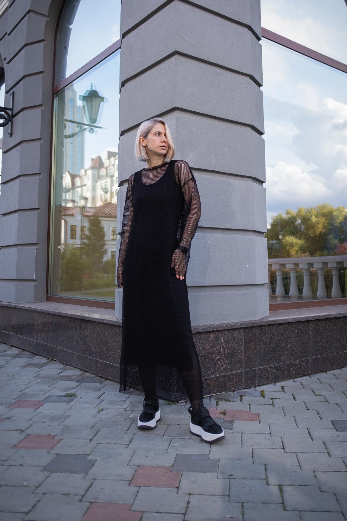 Платье из крупной вязаной сетки