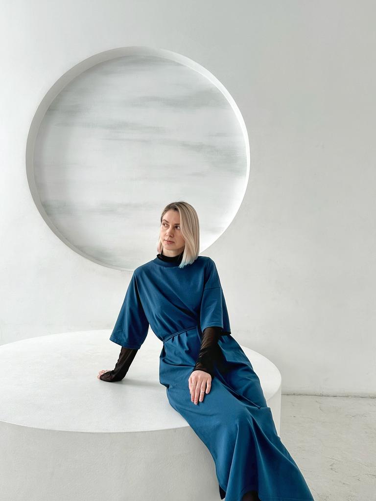 Платье-футболка с разрезами в глубоком синем цвете