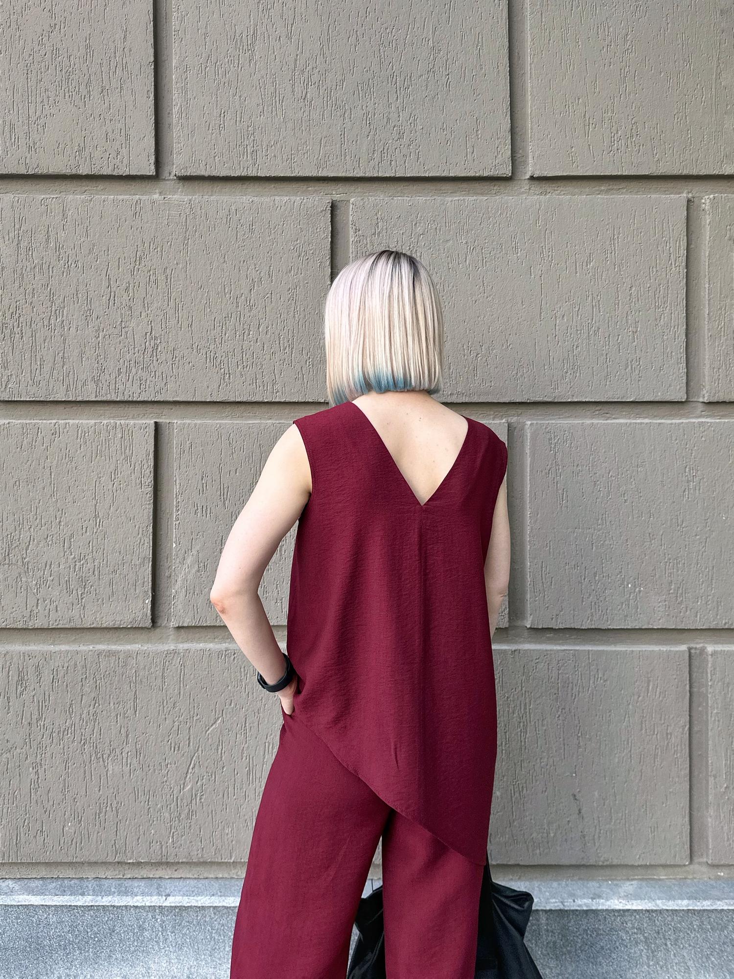 Топ асимметричный бордового цвета