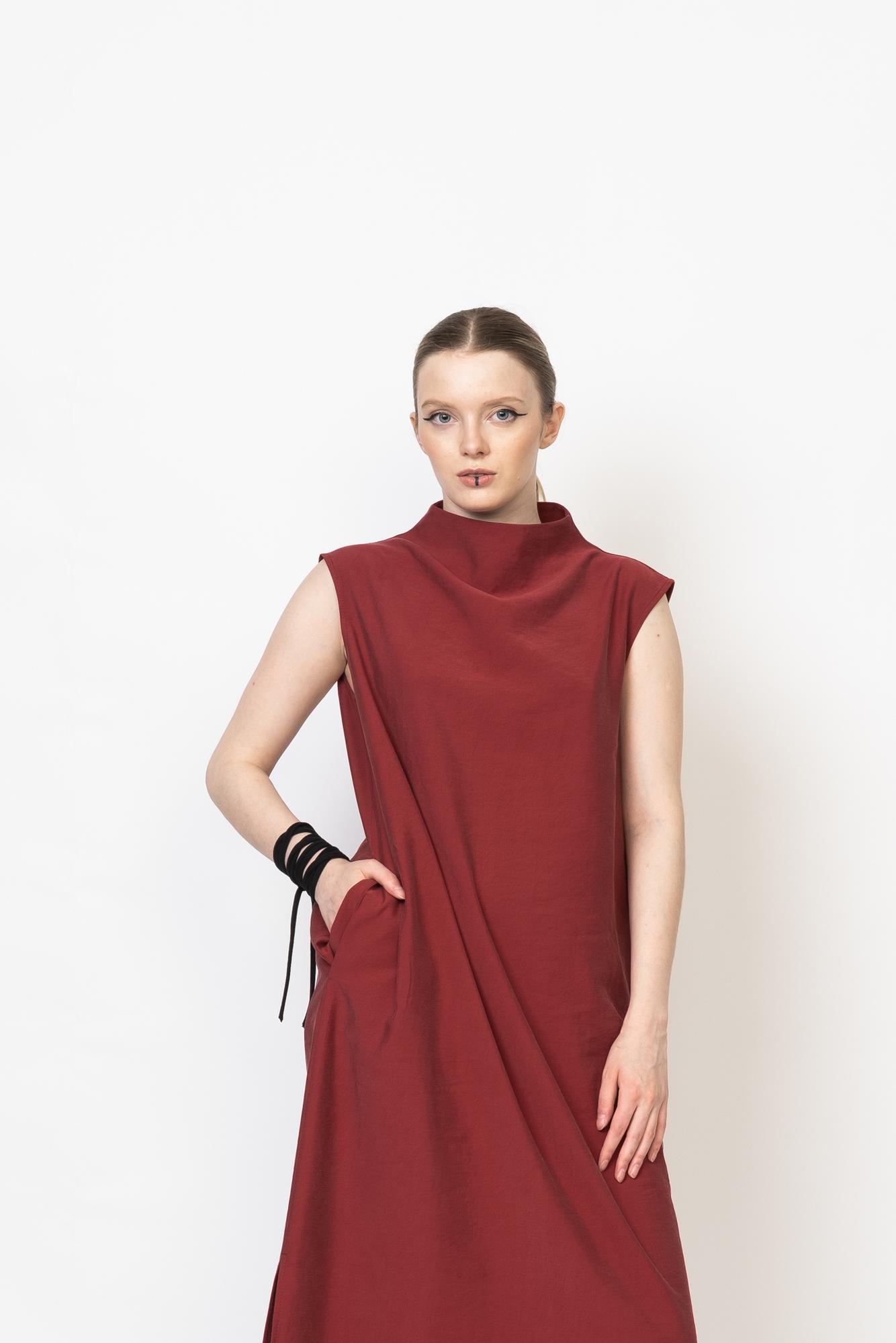 Платье с воротом бордовое