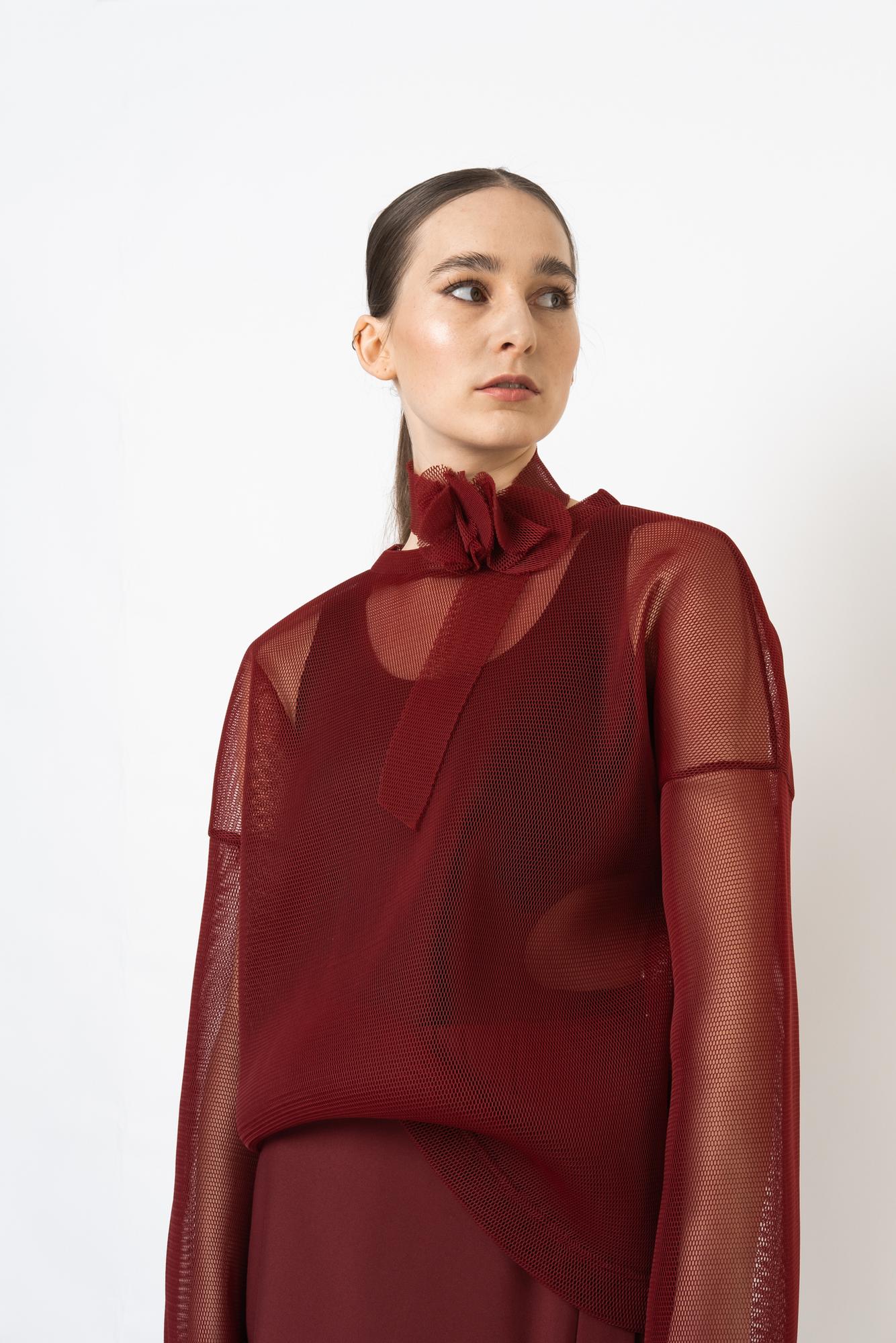 Цветок из объёмной сетки бордового цвета