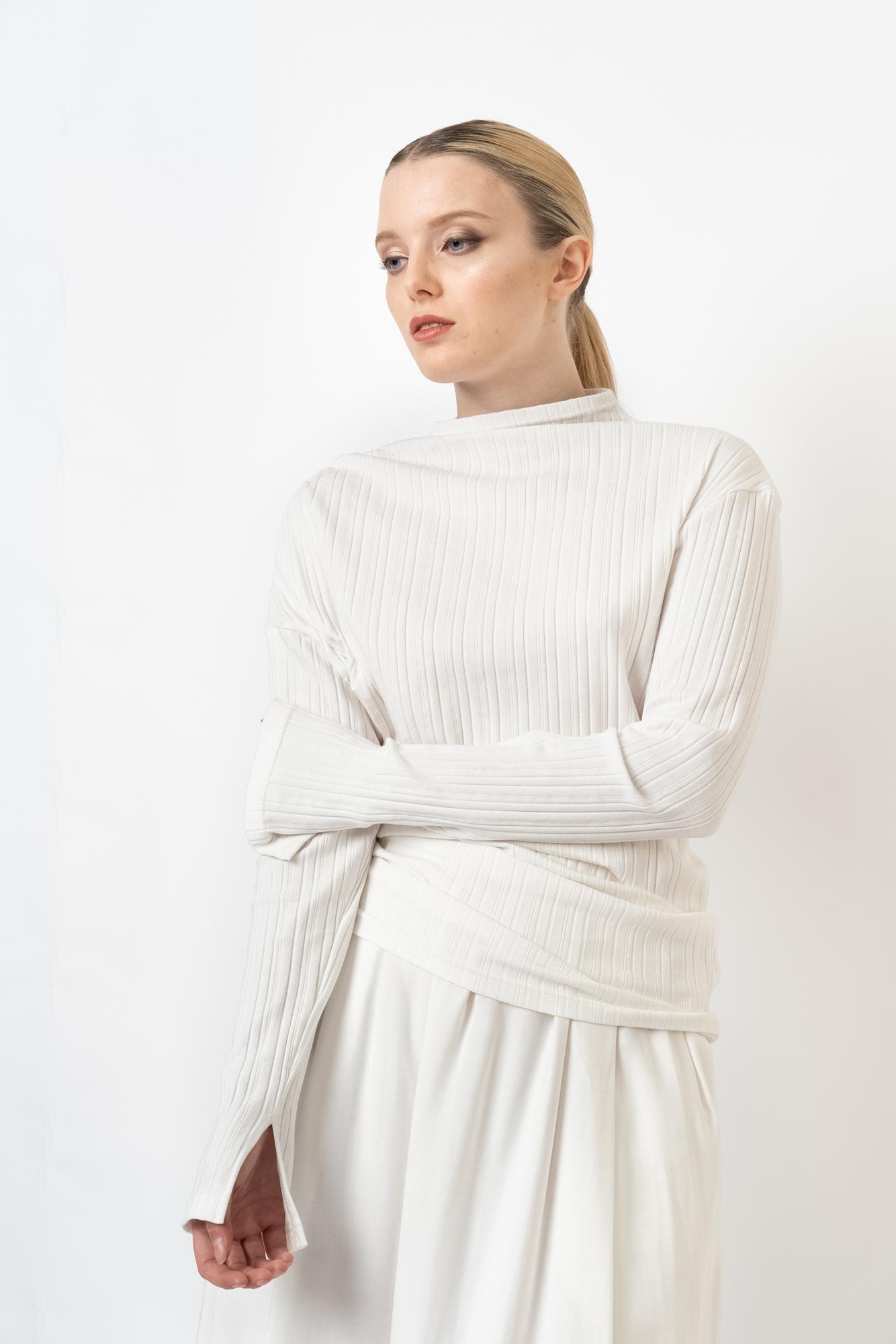 Асимметричный лонгслив молочного цвета