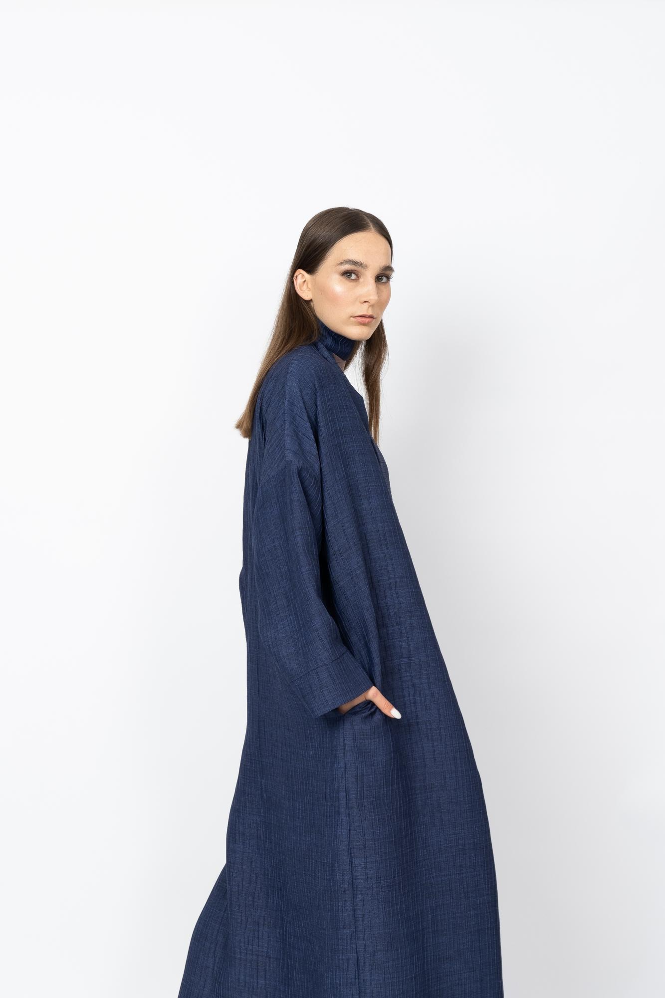 Плащ-кимоно из фактурной ткани в синем цвете