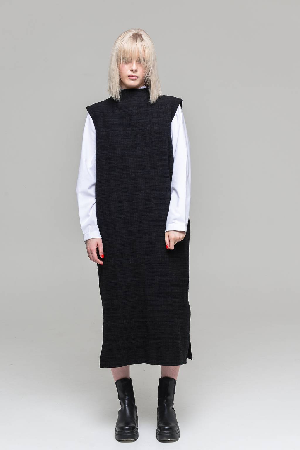Платье с цельнокроеным воротом черное