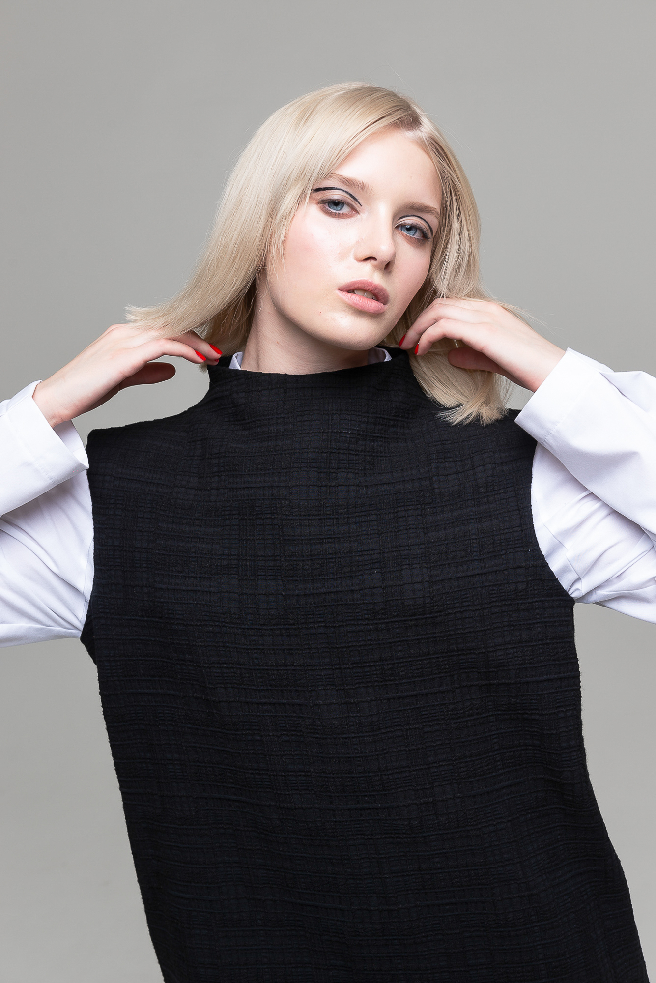 Платье с цельнокроеным воротом черное