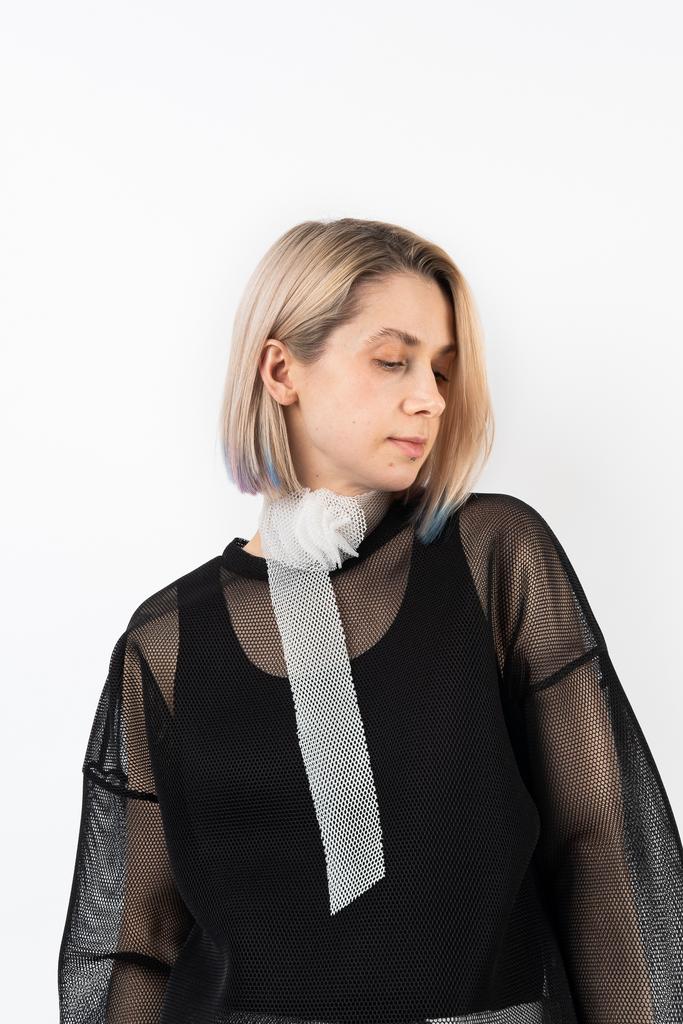 Цветок из объёмной сетки молочного цвета