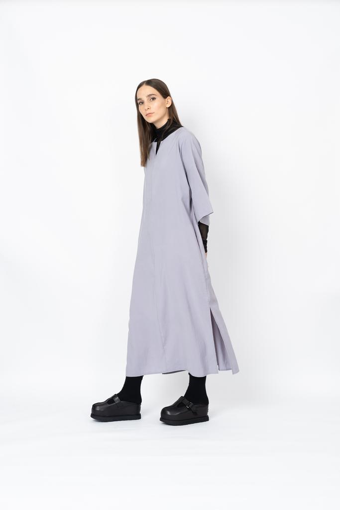 Платье с разрезами серого цвета