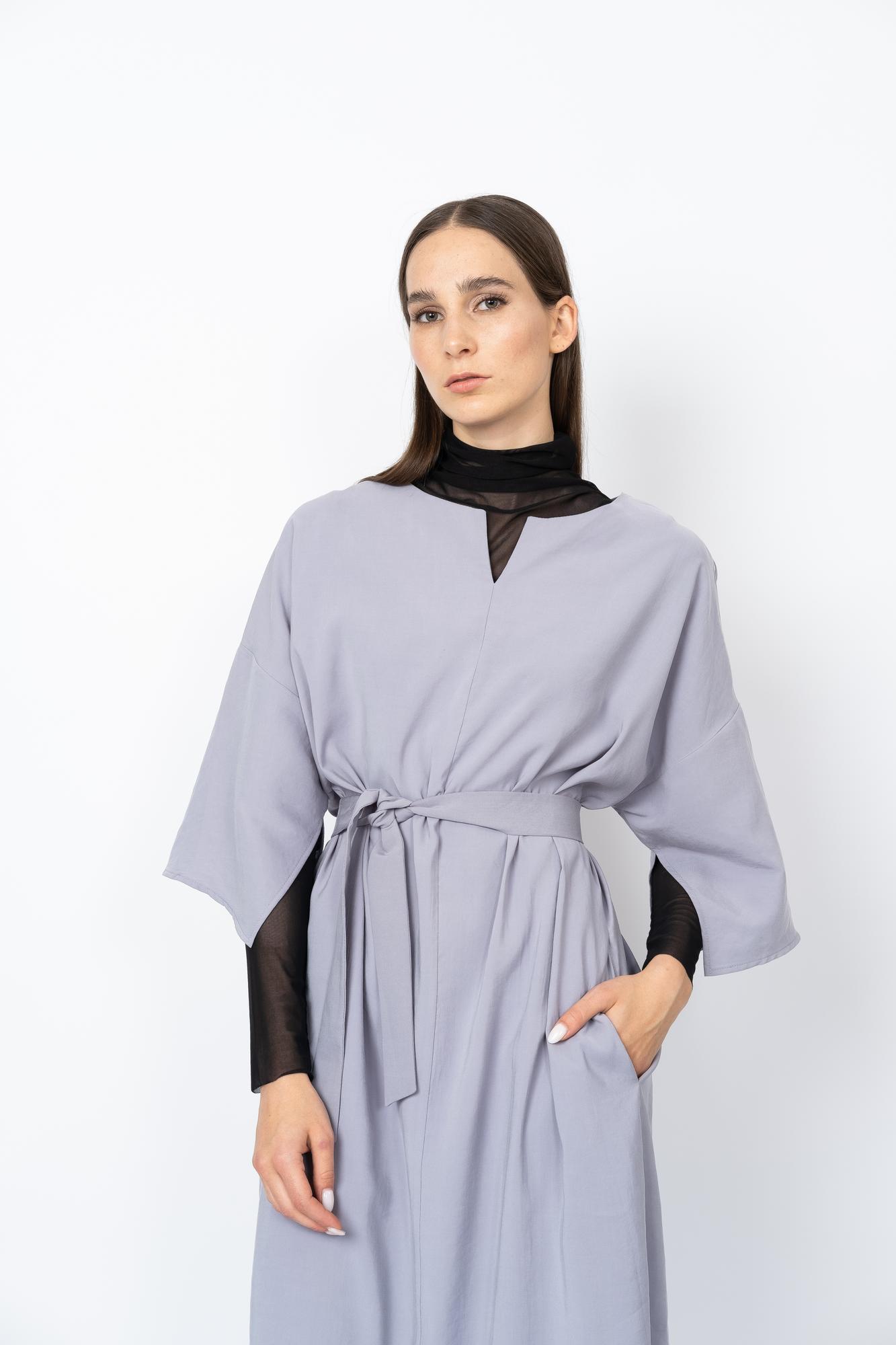 Платье с разрезами серого цвета