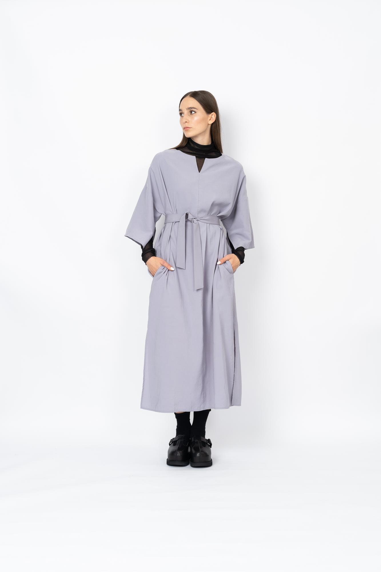 Платье с разрезами серого цвета