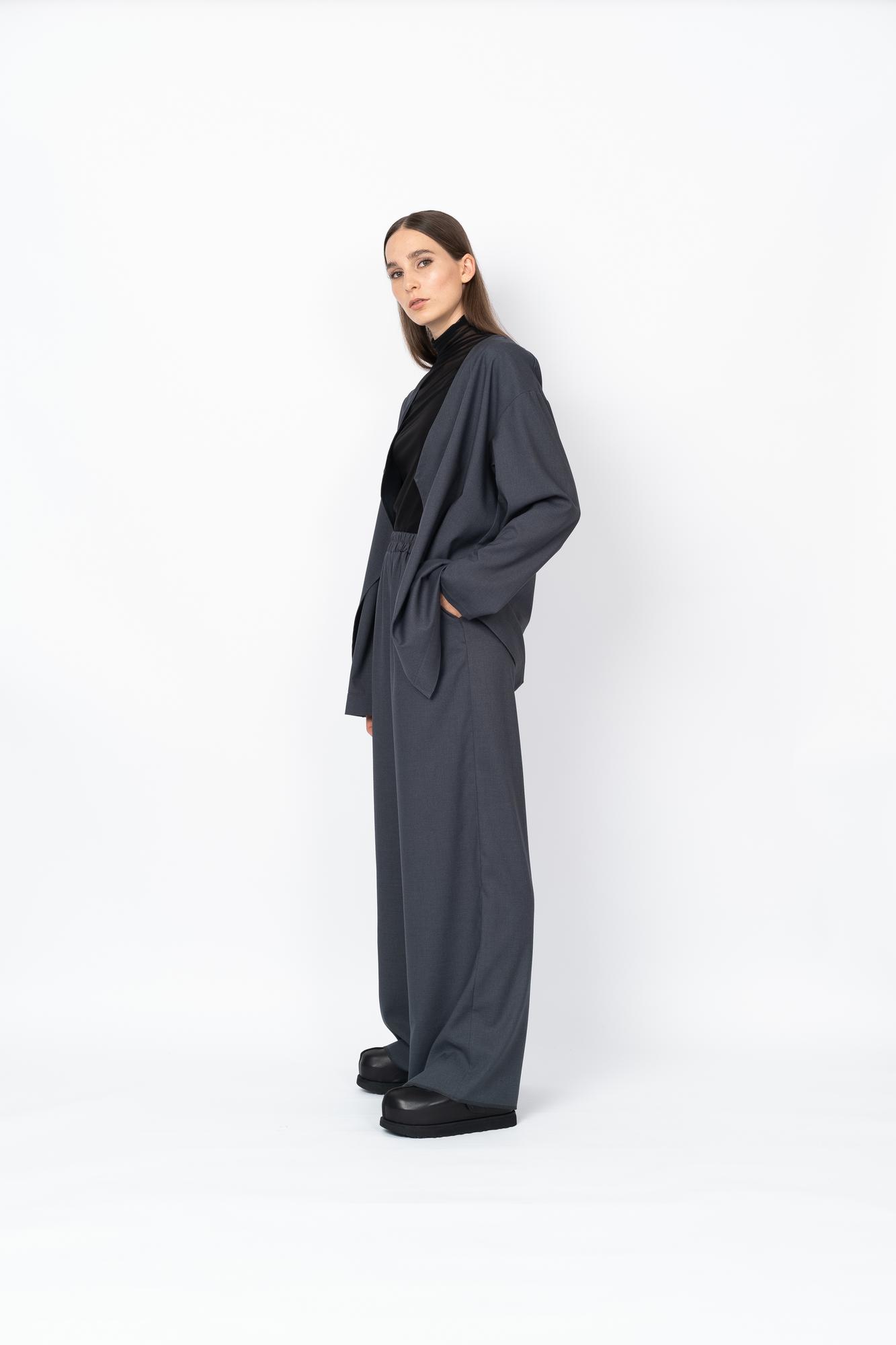 Широкие брюки со складками серого цвета