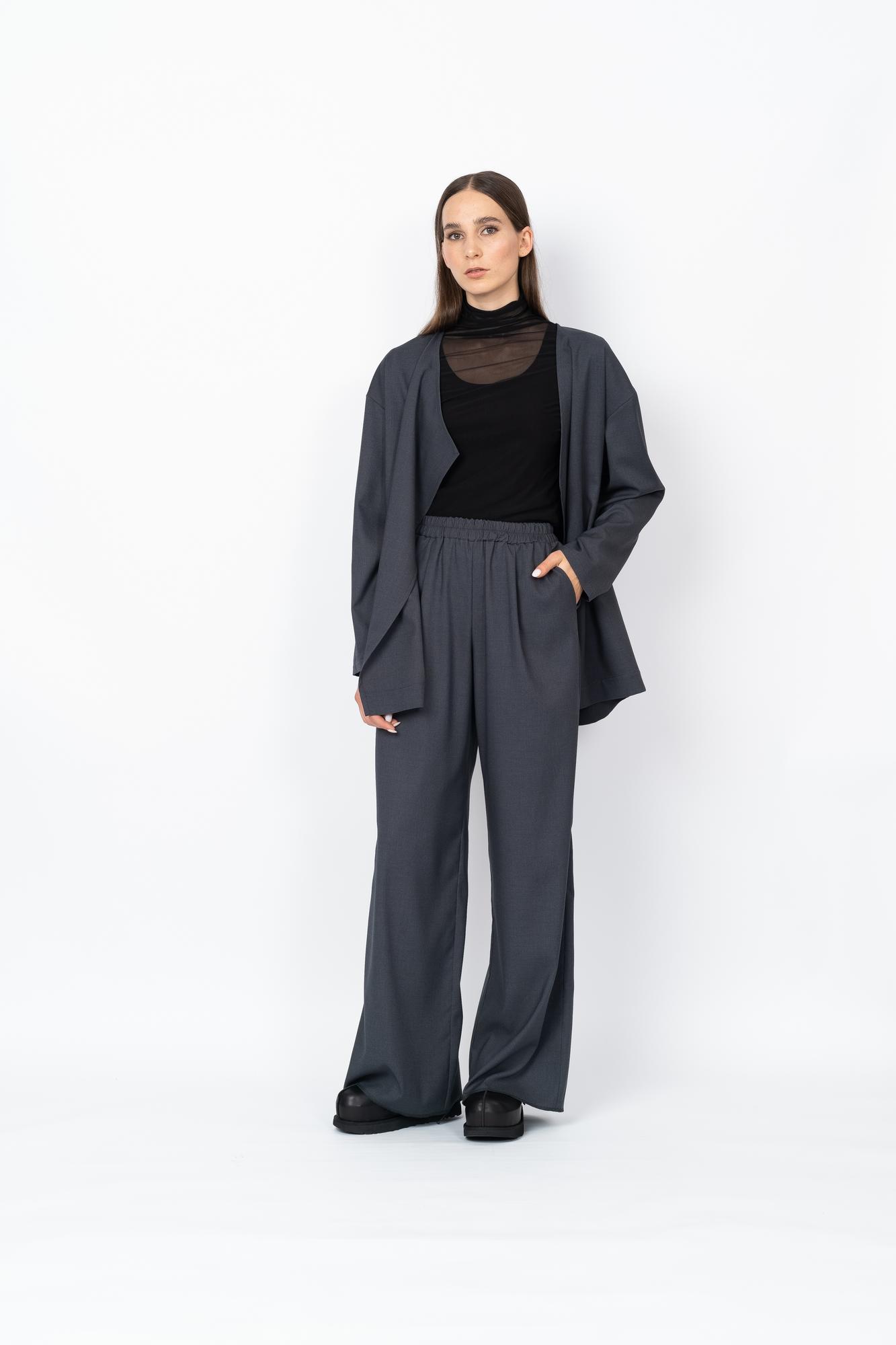 Широкие брюки со складками серого цвета