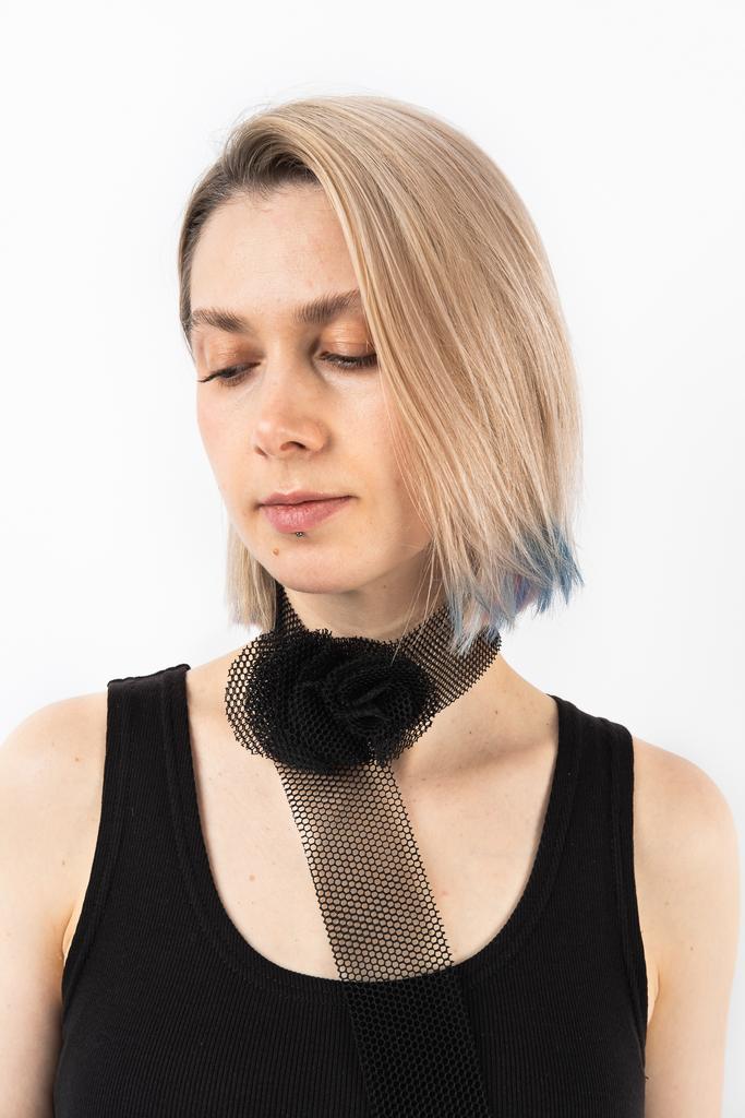 Цветок из объёмной сетки чёрного цвета