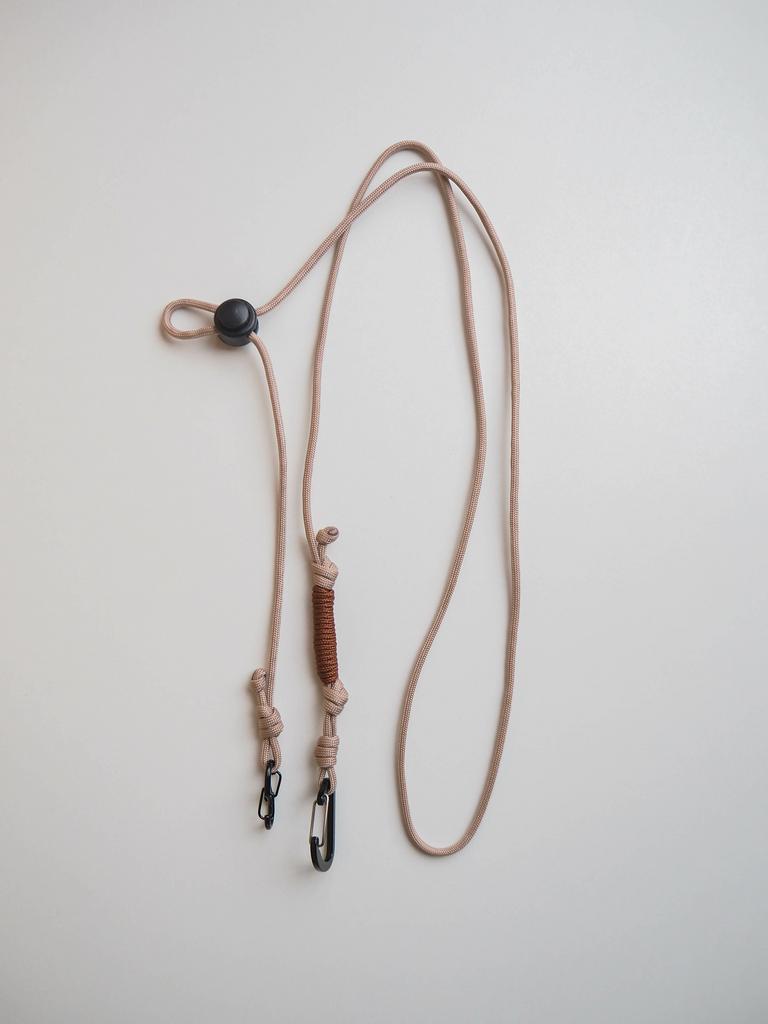 Шнурок через плечо с двумя карабинами ACK Items