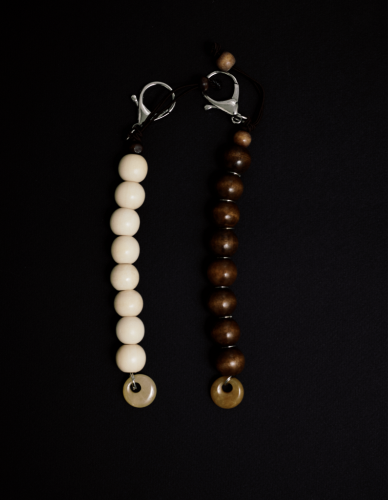 Брелок из белого дерева с розовым агатом NOBROW