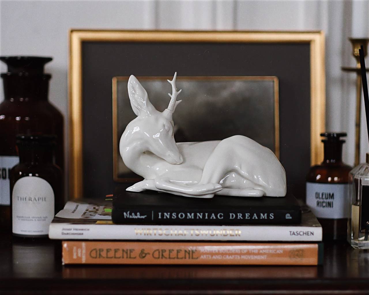 Статуэтка отдыхающего оленя.