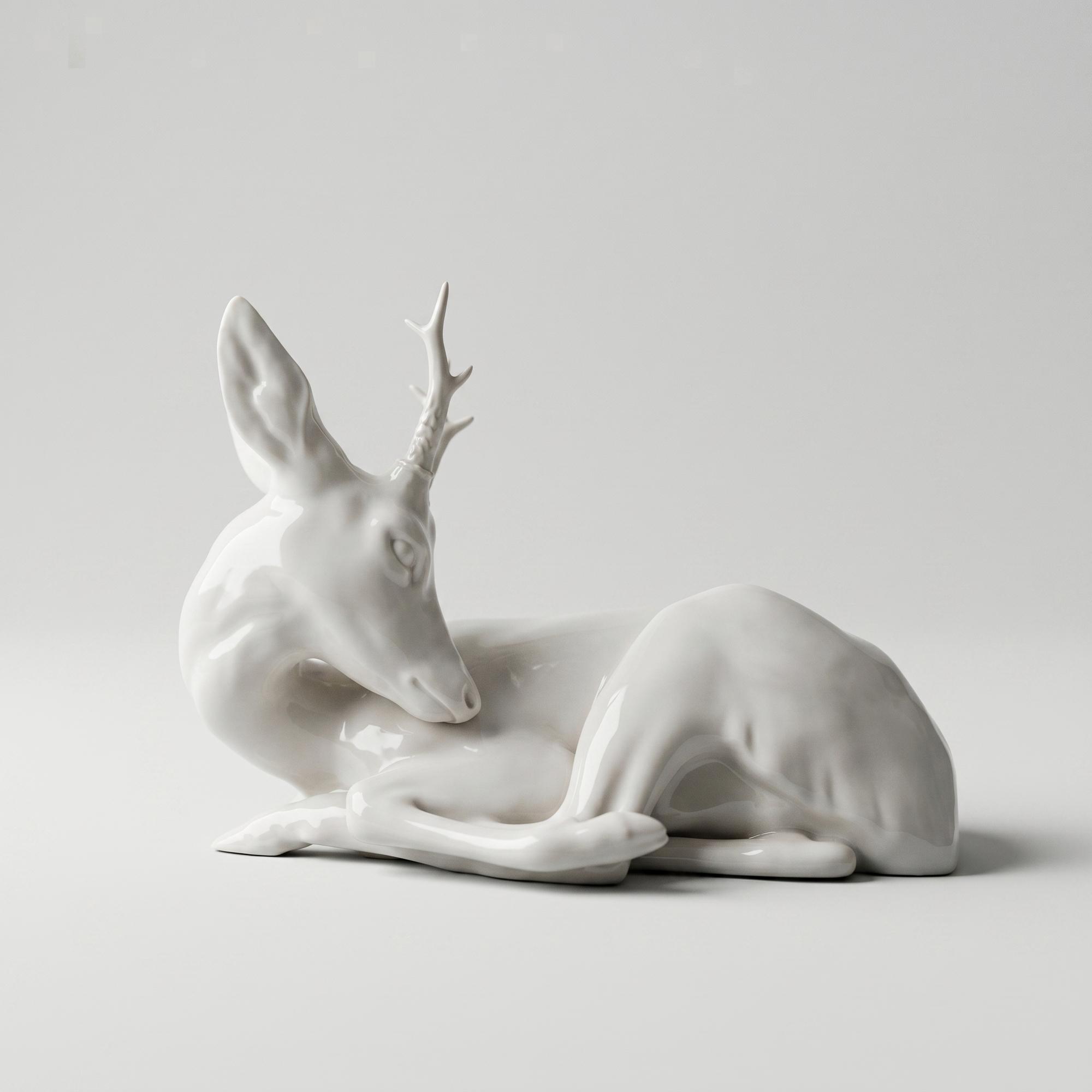 Статуэтка отдыхающего оленя.