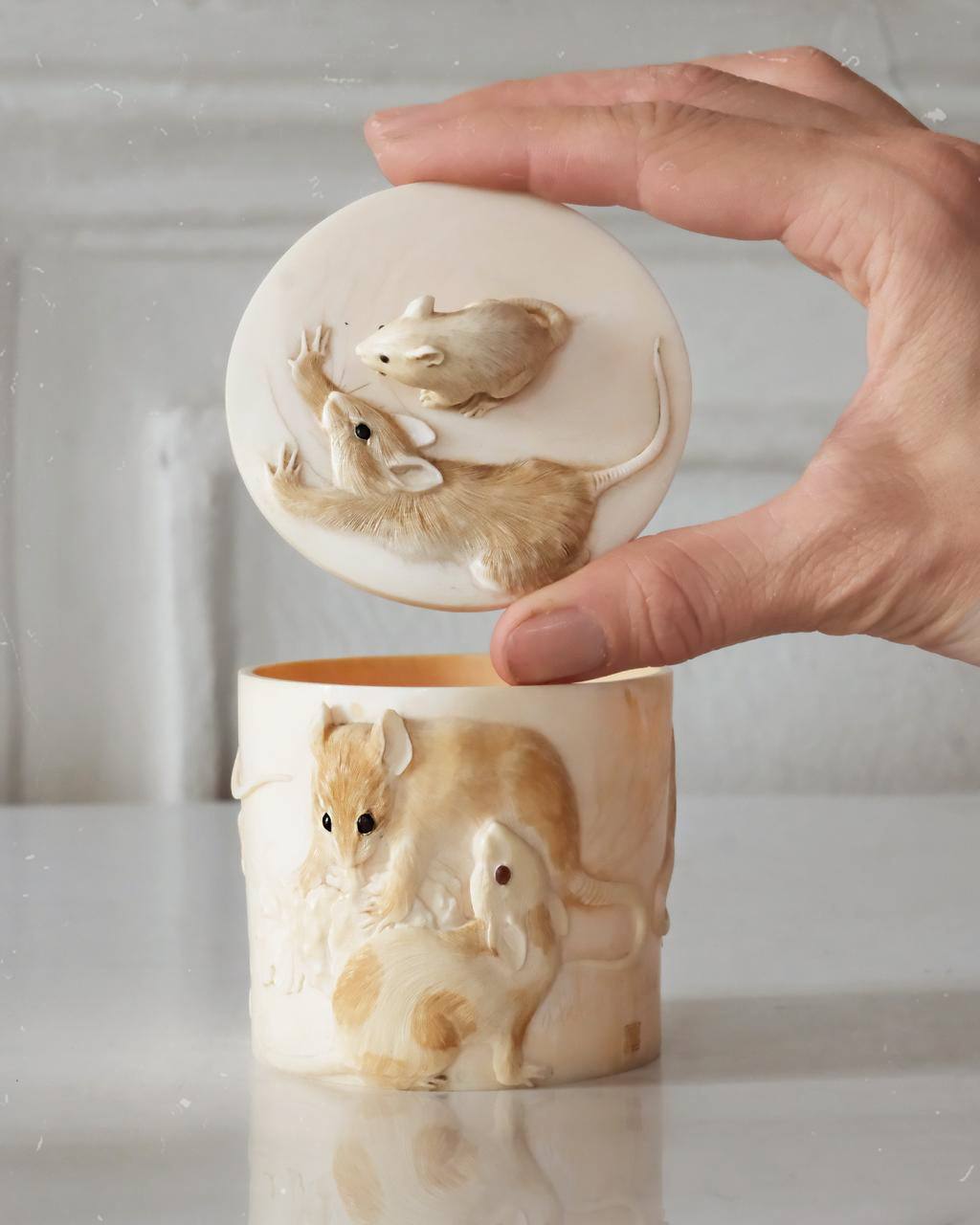 Шкатулка «Мышки», резьба по кости.