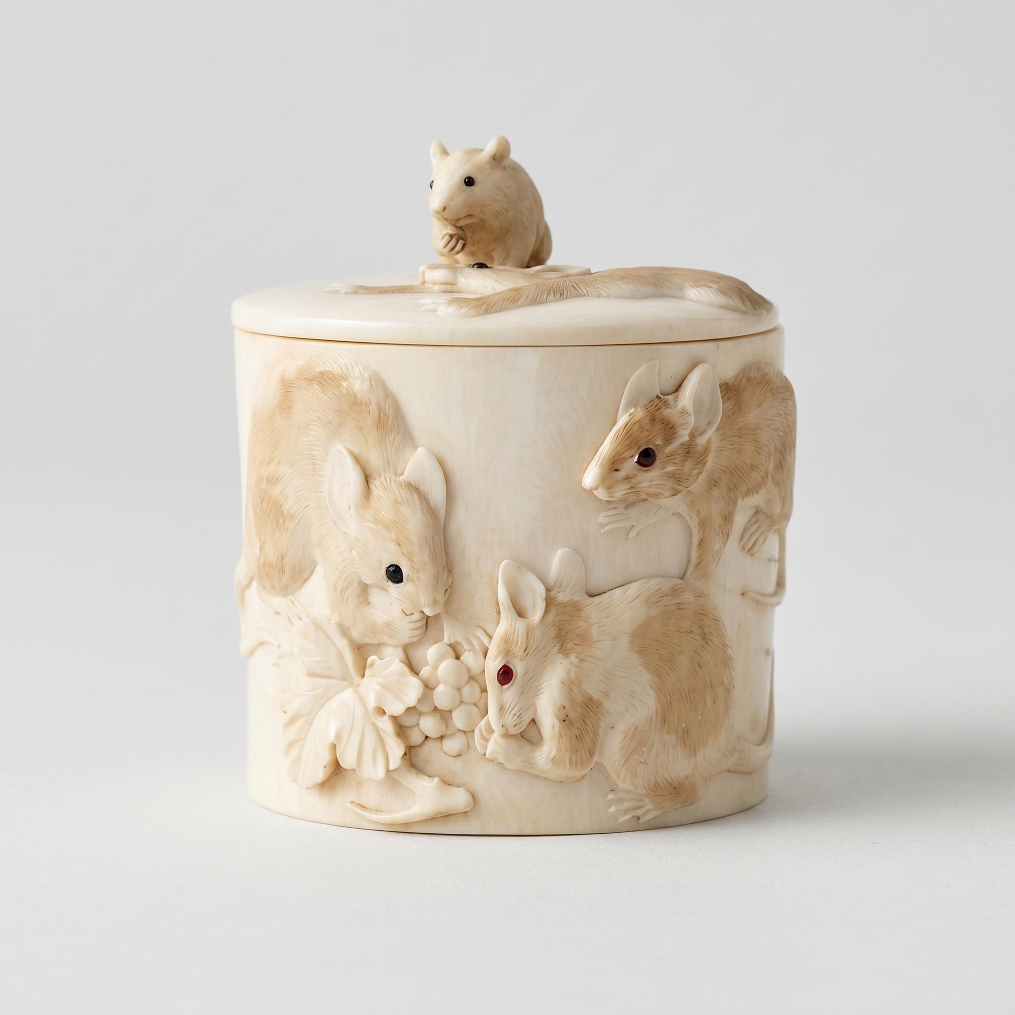 Шкатулка «Мышки», резьба по кости.