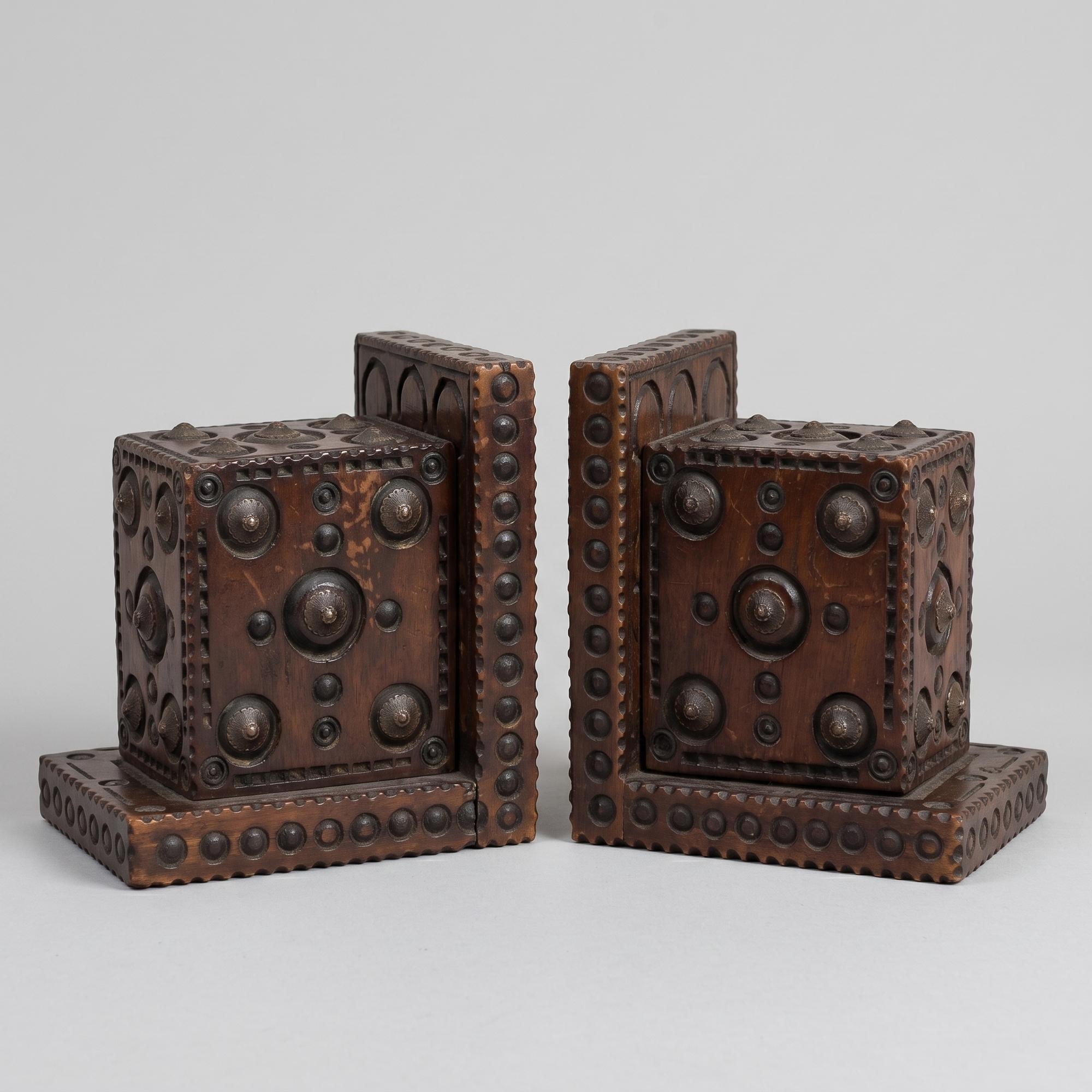 Два винтажных резных букенда с подписями