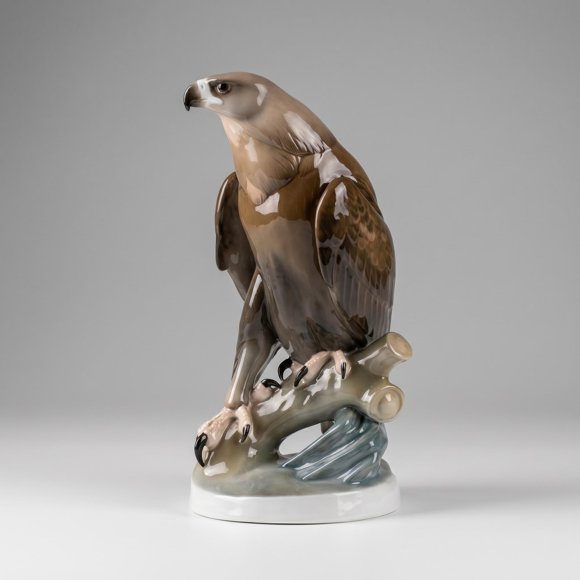 Скульптура орла работы Бруно Шэфер.