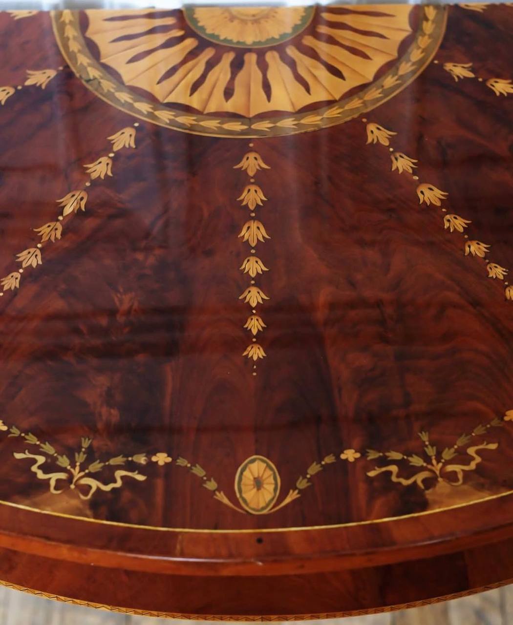 Консольный «полулунный» столик в технике маркетри.